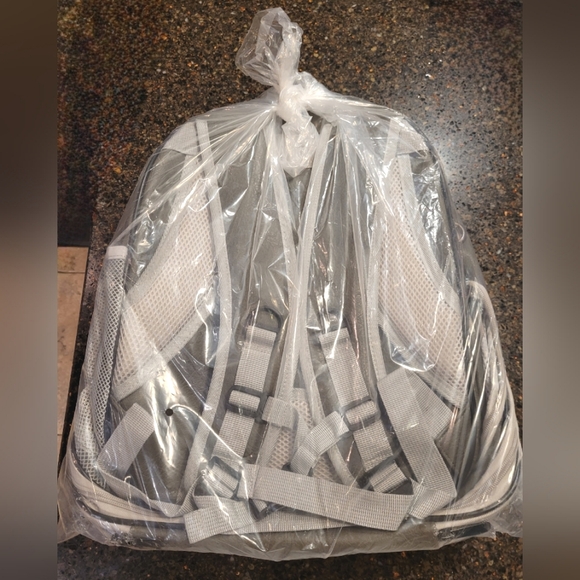 Expandable Cat / Small Pet (puppy) Carrier Backpack - Picture 8 of 8